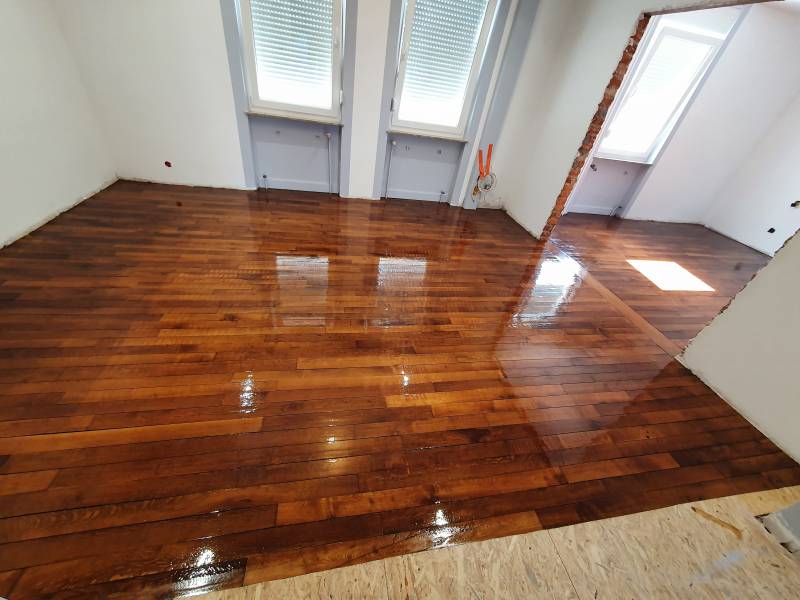 Ponçage d'un vieux parquet et application d'un vitrificateur à Keskastel et environs