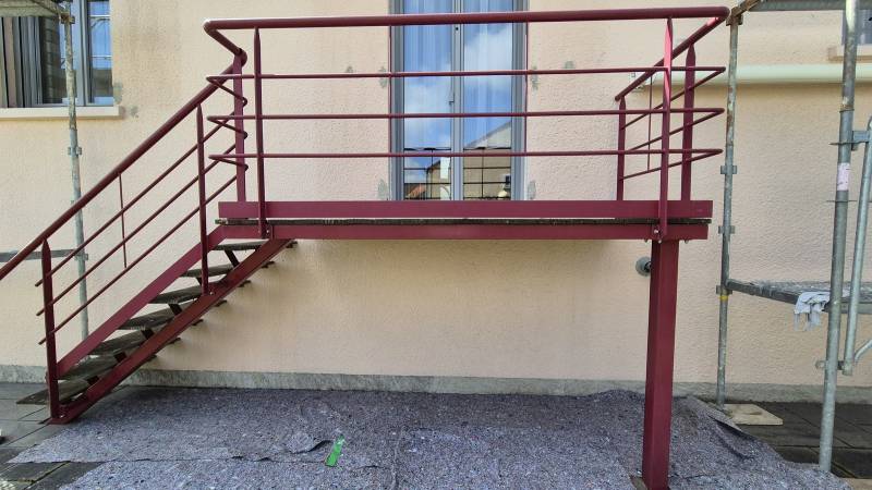 Avant mise en peinture de garde-corps ou ferronneries divers avec une peinture antirouille avec VS Peinture Francois