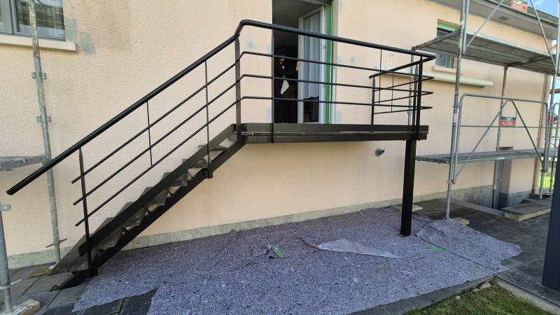 Après la mise en peinture de garde-corps ou ferronneries divers avec une peinture antirouille par VS Peinture Francois