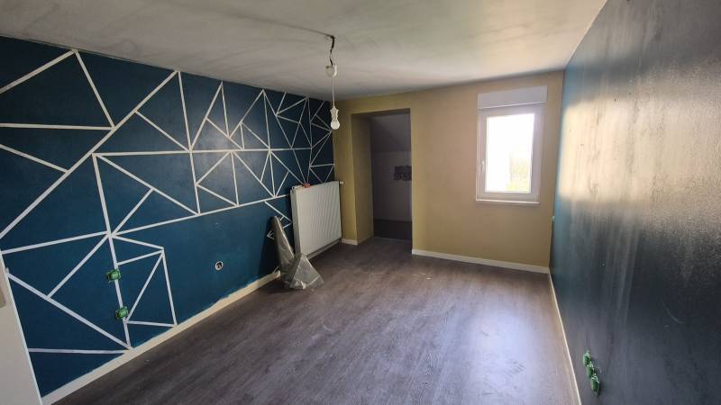 avant/après VS Peinture François à Sarralbe, pour la pose de tapisserie