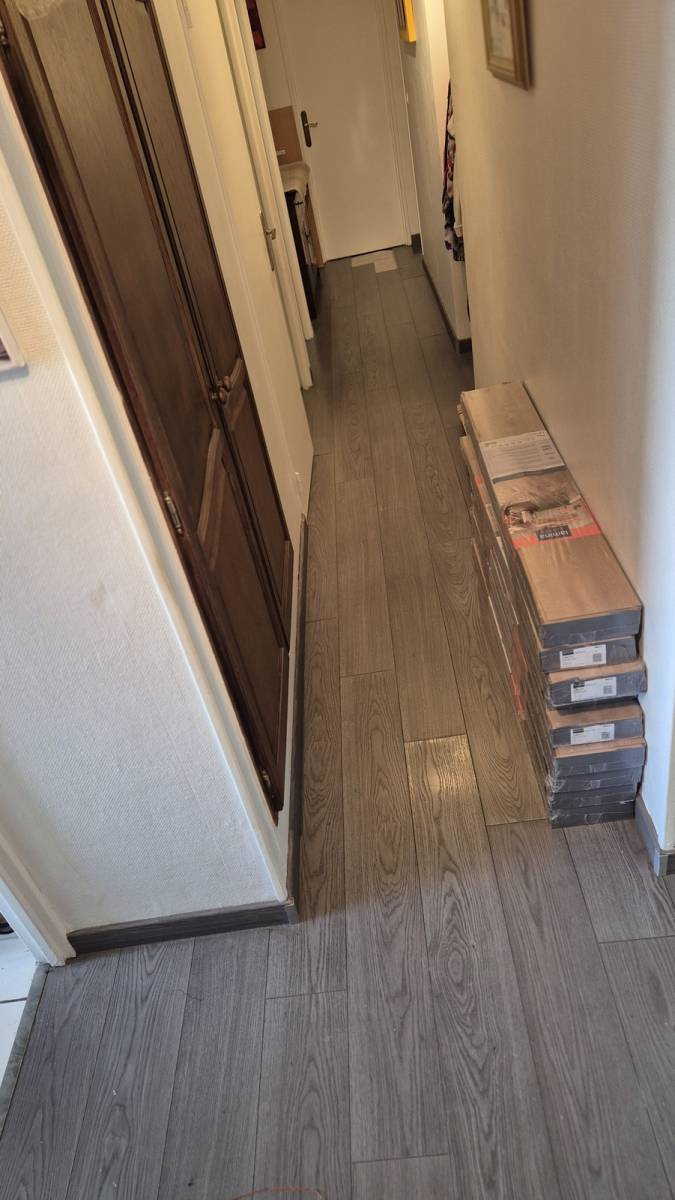 Avant VS Peinture francois pour la pose de parquet flottants de plinthes et barre de seuil à Sarralbe