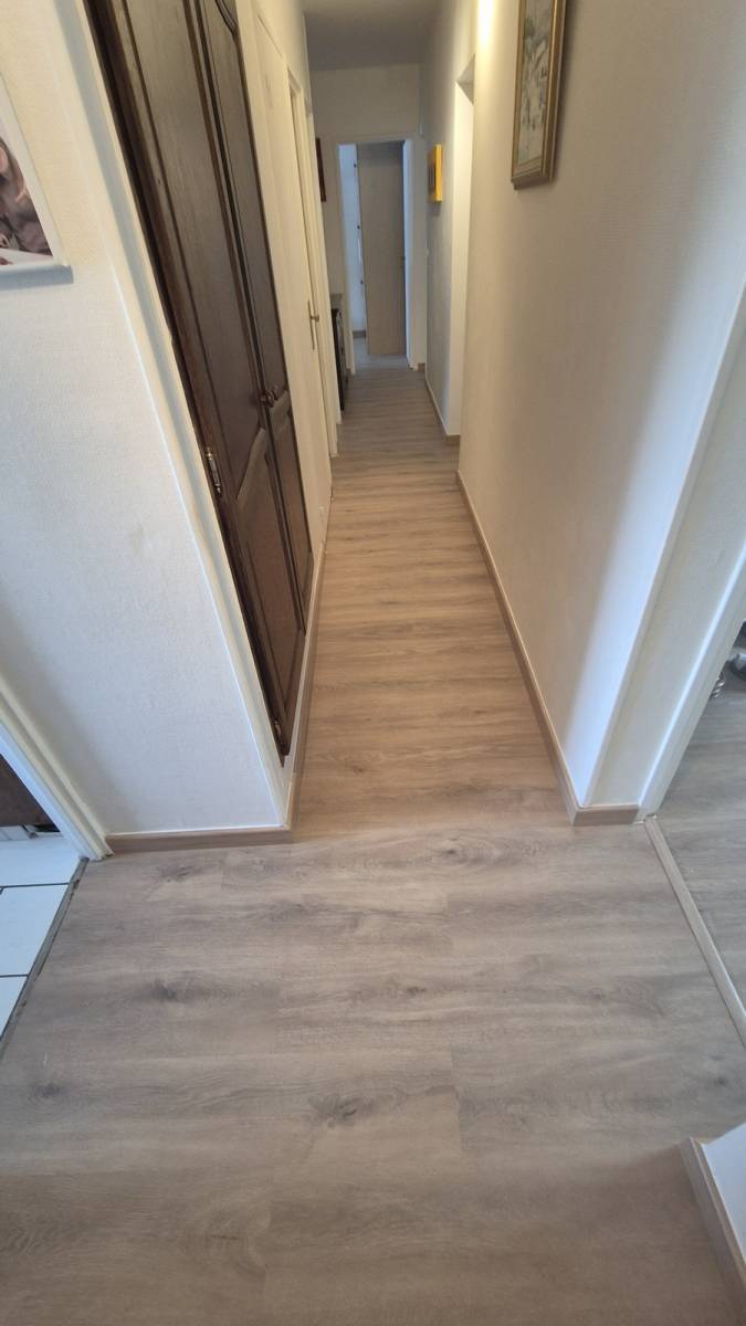 Apres VS Peinture francois pour la pose de parquet flottants de plinthes et barre de seuil à Sarralbe